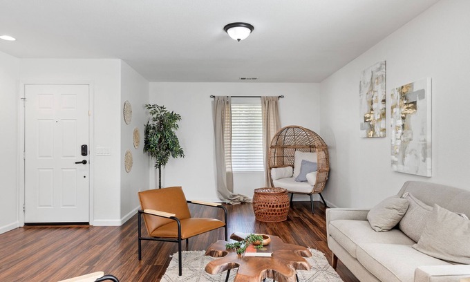 Tehachapi Casa | Modern | King, Queens | Spacious w/Stocked Kitchen