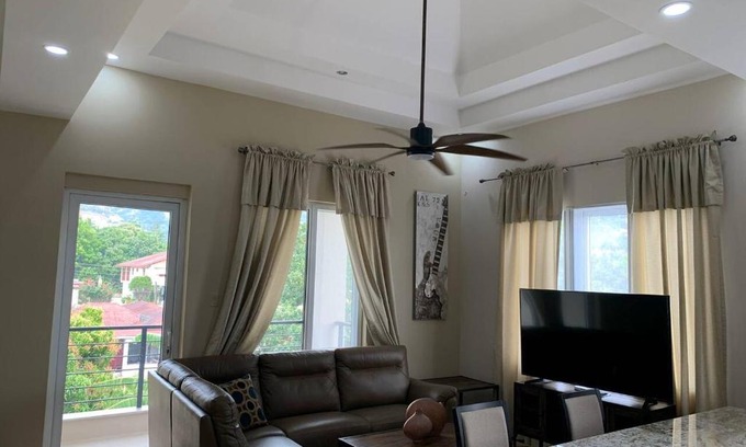 Eastwood Park Casa | Modern Kingston Sunny View Vacation Home 3
