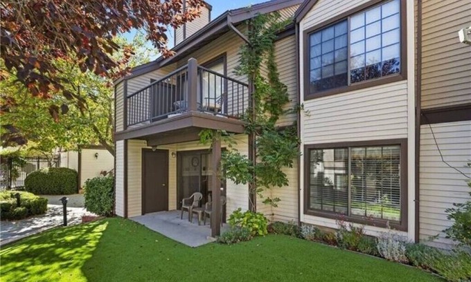 Lake Arrowhead Condominio | Modern Lake condo at the Village w pool, fireplace