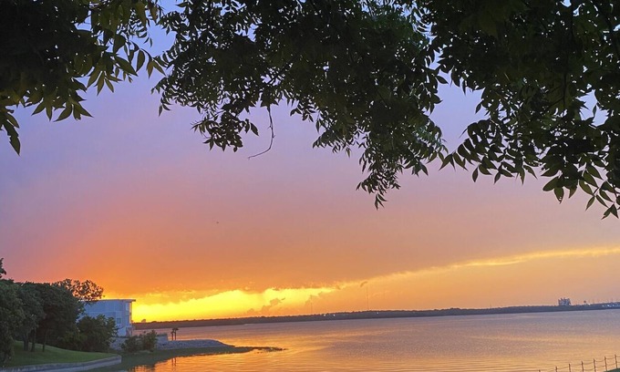 West Arlington Casa | Modern lake house in Arlington with gorgeous views