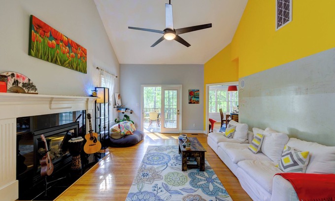 Durham Casa | Modern lakefront home - free paddleboards, sauna
