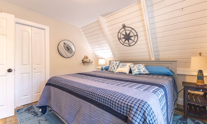 Ashley Oaks Chalet De Esquí | Modern Lakeside Chalet - Large Deck - Pontoon Rentals - BBQ Grill - Boat Slip