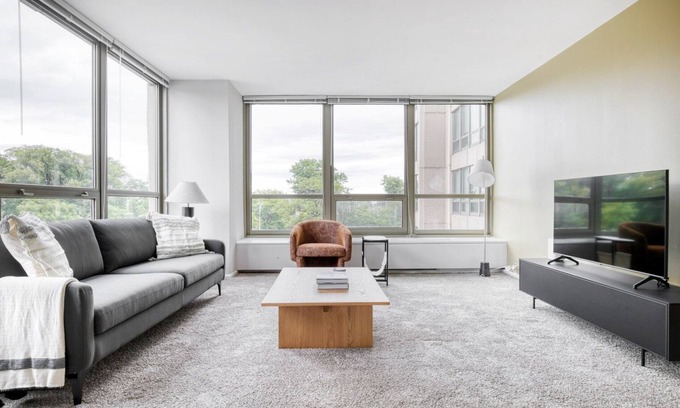 Lake View East Apartamento | Modern Lakeview 2BR w/ Deck, Pool & Gym, nr Lincoln Park, by Blueground