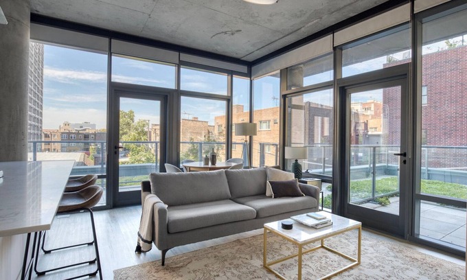 Lake View East Apartamento | Modern Lakeview 2BR w/ Roftop & Gym, nr Trail & Park, by Blueground