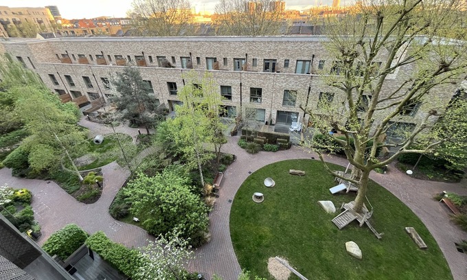 Walworth Condominio | Modern & Large 1b Apt with Balcony & Courtyard