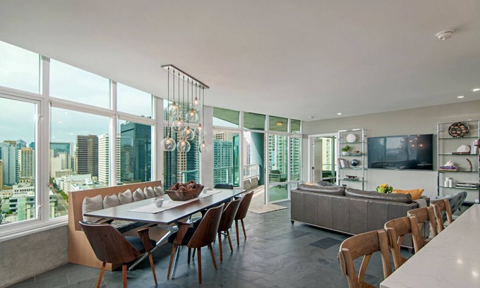 Smart Corner Condominio | Moderna, llena de luz Condo, siempre con vistas norte, oeste y sur!