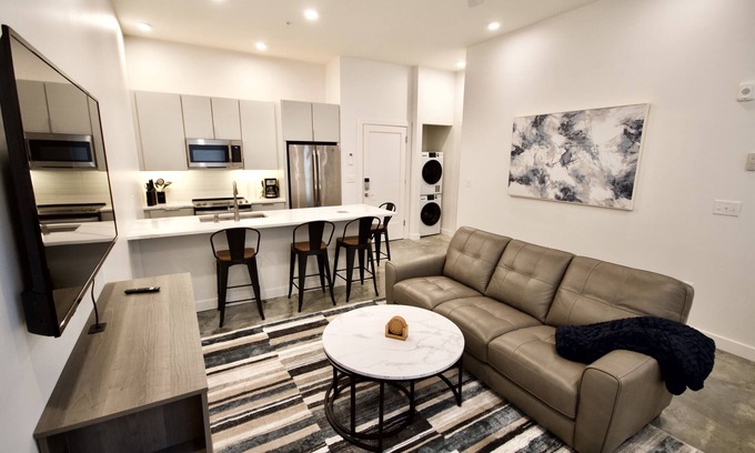 Wayland Apartamento | Modern Living in the Highly Regarded East Side
