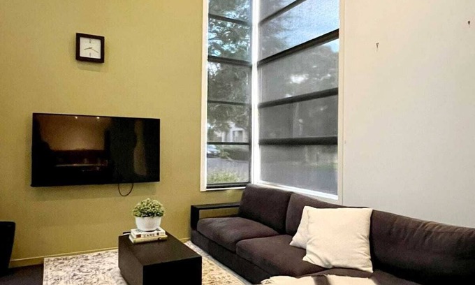 Maidstone Casa | Modern Living | Near Flemington Racecourse, Highpoint Shopping Centre & CBD