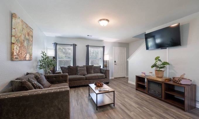 Livingston Casa | Modern Livingston Home In Gated Lakeside Community