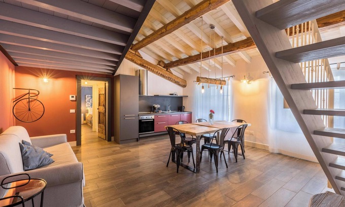 Desenzano del Garda Apartamento | Moderno apartamento tipo loft "Begonia" con Wi-Fi, jardín y piscina compartidos