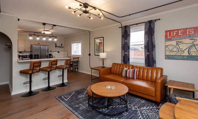 West Des Moines Apartamento | Modern Loft in Valley Junction!