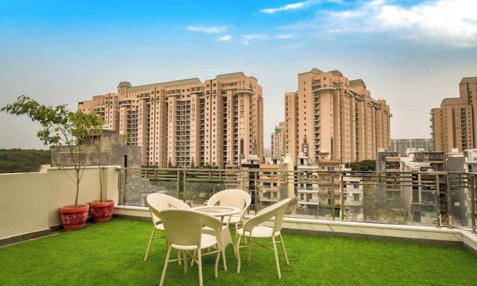 Gurugram Apartamento | Modern loft overlooking hills and park