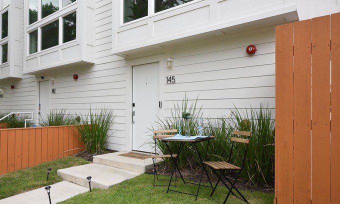 Mahncke Park Casa | Modern Loft...Perfect location!