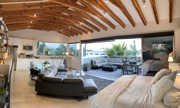 La Jolla Mesa Casa | Modern Loft Style Living in North Pacific Beach close to Ocean
