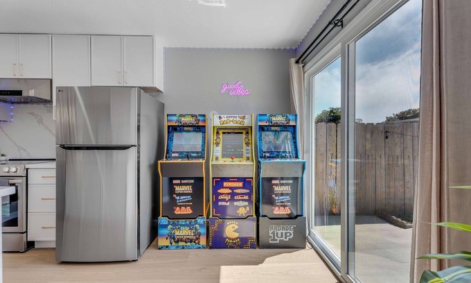 Daly City Casa | Modern Lux 4B/3BA Retreat w/ LED Game Room and Bar