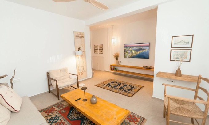 Kos Apartamento | Modern LuxArt Apt 5' from Kos DΤ & beach. Ideal for couples.