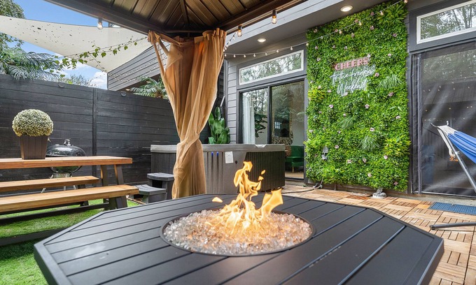 Northside Casa | ☆Modern Luxe Downtown Home w backyard oasis☆ HotTub Gazebo 2021sq.ft Sleeps 12