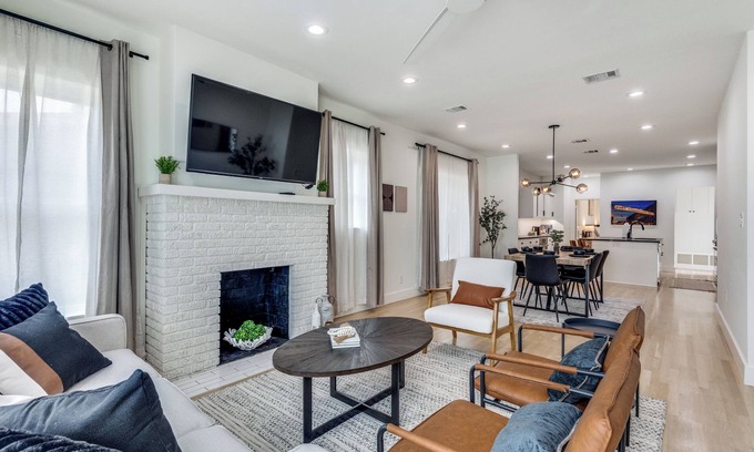 Fort Worth Cultural District Casa | Modern Luxe Retreat w/Patio, walk to Dickies, close to Will Rogers and TCU