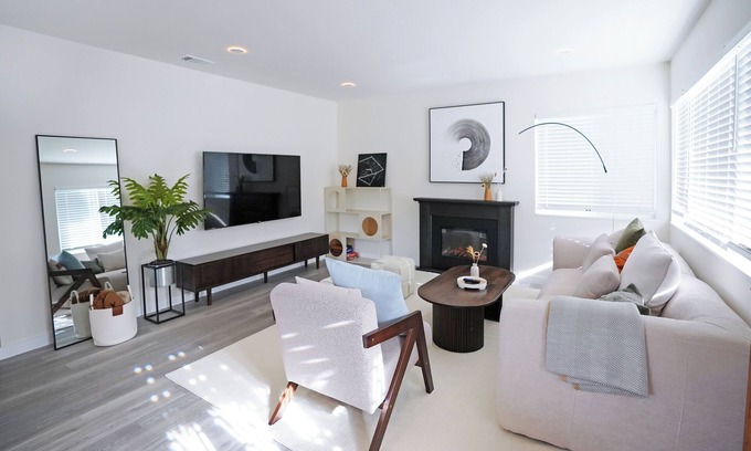 Paradise Valley Casa | Modern & Luxurious 3BR near SFO for Families/Executives Fast WiFi Free Parking