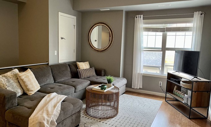 Saskatoon Condominio | Modern Luxurious 2 BR Condo + Pool + Hot Tub + Games Room + Gym
