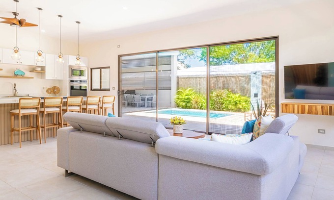 Uvita Villa | New house - private pool - 4 min drive to national park - sleeps 6 - 2.5 bath