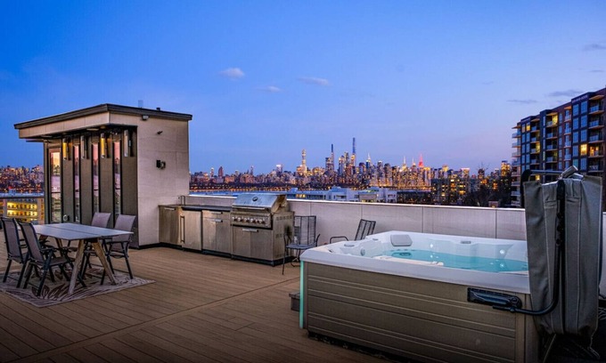 North Bergen Apartamento | Modern Luxury: 4BR Townhome + Den + NYC Views
