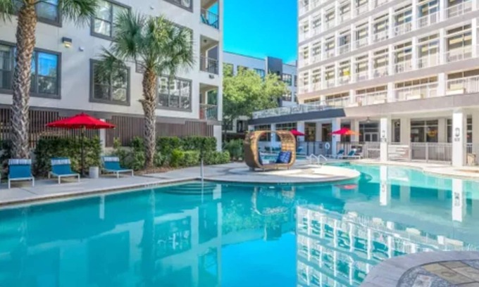 Braeburn Apartamento | Modern Luxury Downtown Houston Condo -Stylish Stay in the Heart of the City