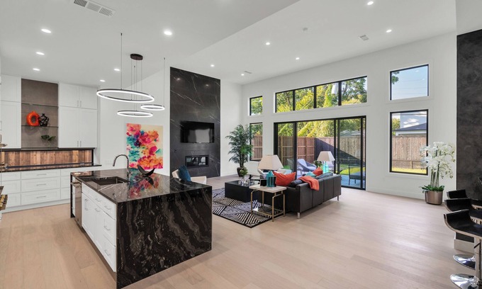 Northwest Dallas Casa | Modern Luxury Family Retreat - Relax, Induldge and Enjoy the City with Style