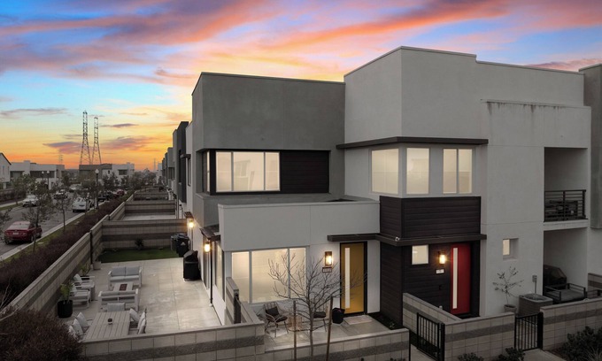 Ontario Casa | Modern Luxury Home near Ontario Airport.