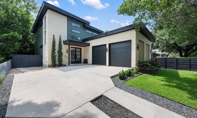 South Congress Casa | MODERN LUXURY HOME W/FABULOUS SHADED YARD! POOL! 5BR 4.5 BA HOME - SOCO & DT
