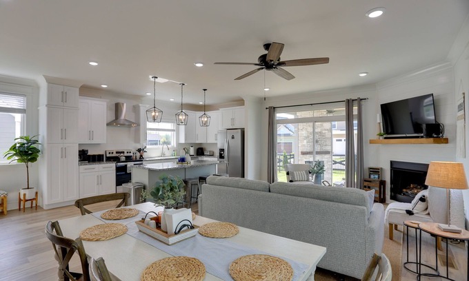 Winchester Casa | Modern Luxury Retreat: Walk to Tims Ford Lake!