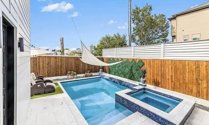 South Central Houston Casa | Modern/Luxury/Rooftop Deck/Downtown/Heated Pool/5BDRM