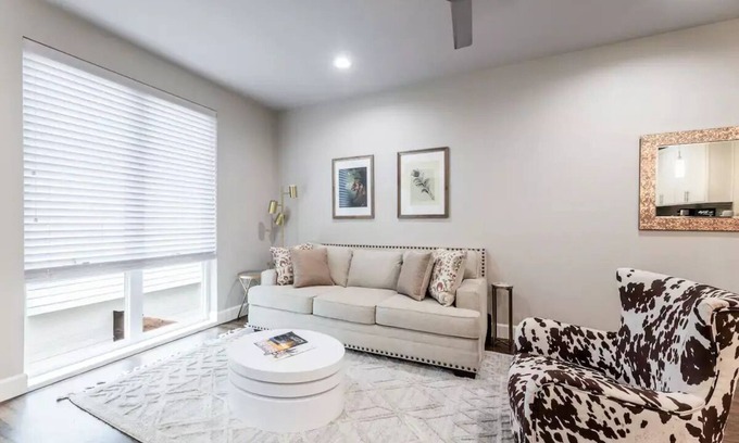 Knox - Henderson Casa | Modern Luxury Townhome downtown