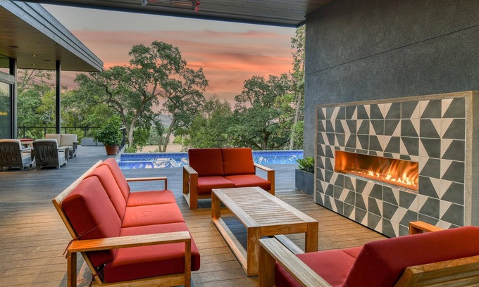 Sonoma Casa | Modern Luxury Villa at base of Sonoma Mountain- Includes Wine Tasting Passport