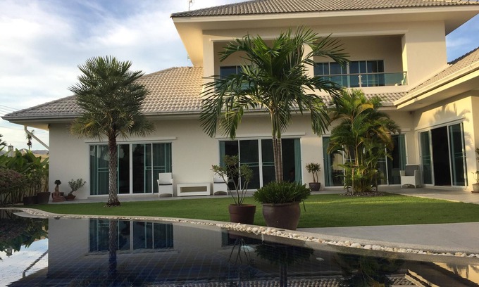 Ban Nong Sadao Villa | Moderna villa de lujo con piscina de agua salada, jacuzzi y jardín tropical