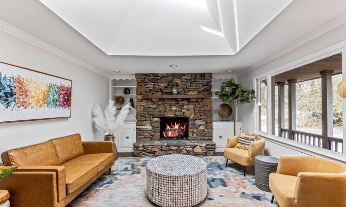 Hendersonville Casa | Modern Luxury Woodland Hendo Haven w/ hot tub