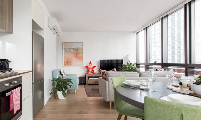 Docklands Apartamento | Modern Magic on Yarra River with Resort Amenities