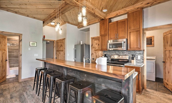 Ashton Apartamento | Modern Main Street Apt - Near Outdoor Recreation!