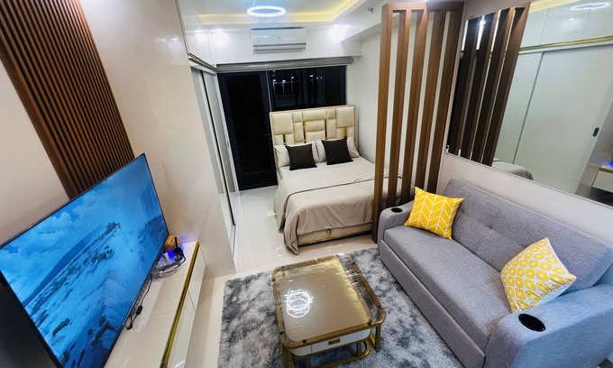 Pio del Pilar Condominio | Modern Makati City Condo with Parking & Cityscape View Balcony