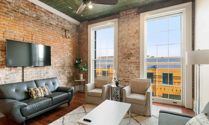 Faubourg Marigny Apartamento | Modern Marigny Apt with Balcony & views of The French Quarter.