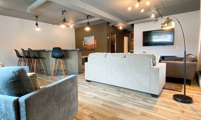 De Smet Apartamento | Modern meets historic charm! Unique stay in historic little town on the prairie
