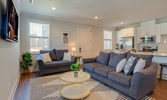 Historic Waverly Casa | Modern Melrose-Sleeps 8- Mins to downtown Broadway