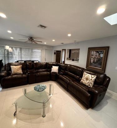 Westchester Casa | Modern Miami Oversized 3 Bedroom in Central Location