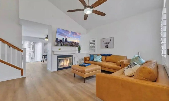Lancaster Casa | Modern Midcentury: Massage Chair, BBQ, TV, Sleeps 6