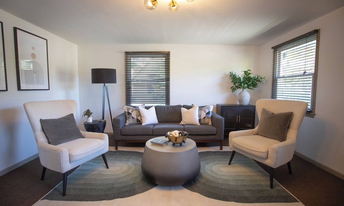 Menasha Apartamento | -Modern Minimalism: Cozy, Sleek Stay-