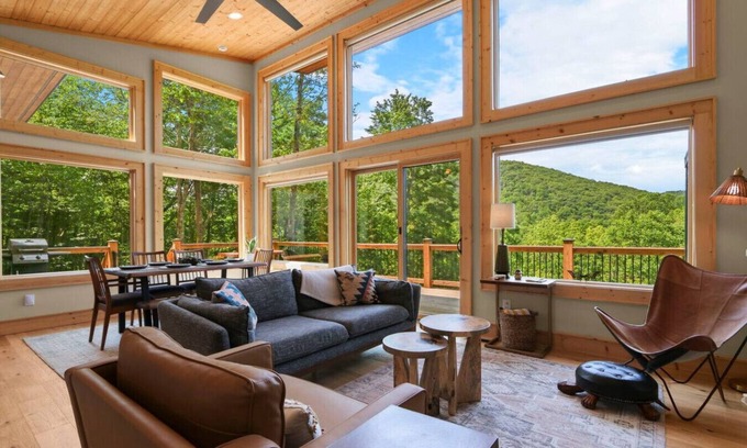Todd Casa | Modern Mountain Escape w/ Hot Tub & Views
