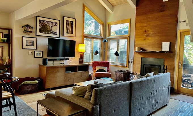 Mammoth Lakes Condominio | Montaña moderna Get-Away-Wildflower 1 BR + Condominio Loft / 2 BA