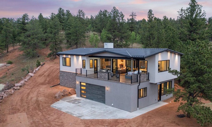 Cripple Creek Casa | Modern Mountain Retreat with Sauna and Spectacular views.