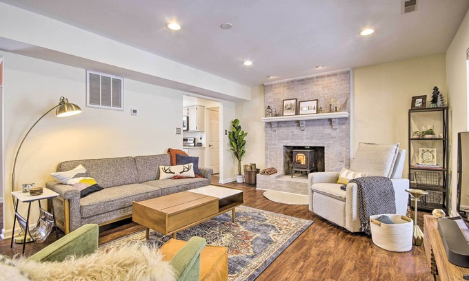 Chester Gap Casa | Modern Mountain Retreat w/ Deck + Hot Tub!