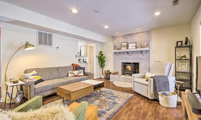 Chester Gap Casa | Modern Mountain Retreat with Deck and Hot Tub!
